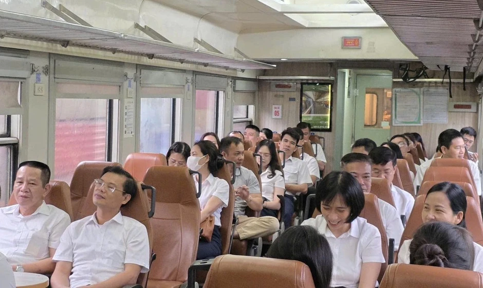 Có gì trên 'Đoàn tàu Bạch Mai' đưa 1.200 y bác sĩ đi làm giữa Hà Nội - Ninh Bình? Có gì trên 'Đoàn tàu Bạch Mai' đưa 1.200 y bác sĩ đi làm giữa Hà Nội - Ninh Bình?