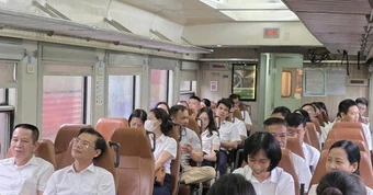 Có gì trên 'Đoàn tàu Bạch Mai' đưa 1.200 y bác sĩ đi làm giữa Hà Nội - Ninh Bình?