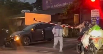 Cố tình băng qua đường sắt, ô tô con bị tàu hỏa húc văng
