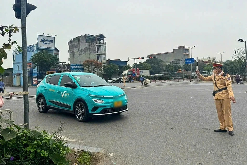 Cố tình vượt rào chắn đường sắt, tài xế taxi bị phạt 5 triệu đồng Cố tình vượt rào chắn đường sắt, tài xế taxi bị phạt 5 triệu đồng