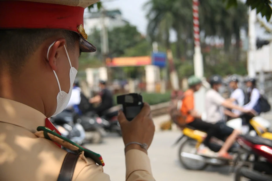 Cố tình vượt rào chắn đường sắt, tài xế taxi bị phạt 5 triệu đồng Cố tình vượt rào chắn đường sắt, tài xế taxi bị phạt 5 triệu đồng