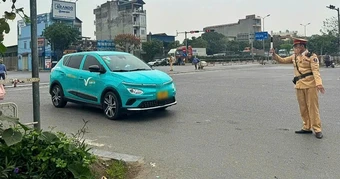 Cố tình vượt rào chắn đường sắt, tài xế taxi bị phạt 5 triệu đồng