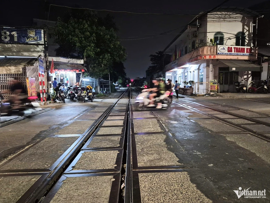 Cố vượt rào chắn, người phụ nữ còn quay lại hành hung nhân viên đường sắt Cố vượt rào chắn, người phụ nữ còn quay lại hành hung nhân viên đường sắt