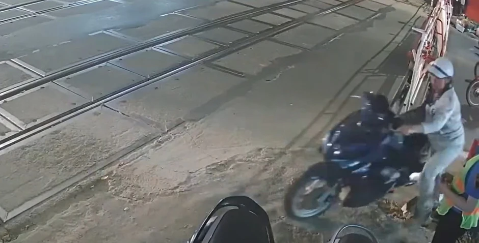 Cố vượt rào chắn, người phụ nữ còn quay lại hành hung nhân viên đường sắt Cố vượt rào chắn, người phụ nữ còn quay lại hành hung nhân viên đường sắt