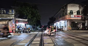 Cố vượt rào chắn, người phụ nữ còn quay lại hành hung nhân viên đường sắt