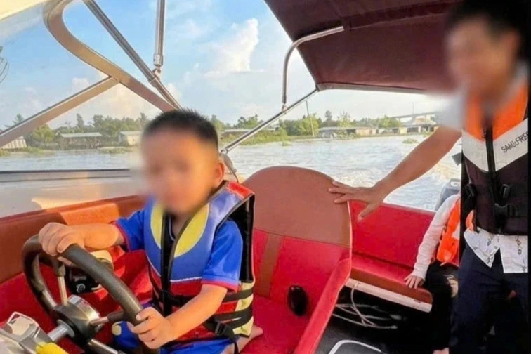 Con trai 4 tuổi lái ca nô trên sông, cha quay clip đăng mạng xã hội