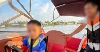 Con trai 4 tuổi lái ca nô trên sông, cha quay clip đăng mạng xã hội