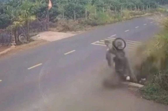 Công an Đắk Lắk họp báo về vụ tai nạn giao thông khiến nam sinh lớp 12 tử vong Công an Đắk Lắk họp báo về vụ tai nạn giao thông khiến nam sinh lớp 12 tử vong