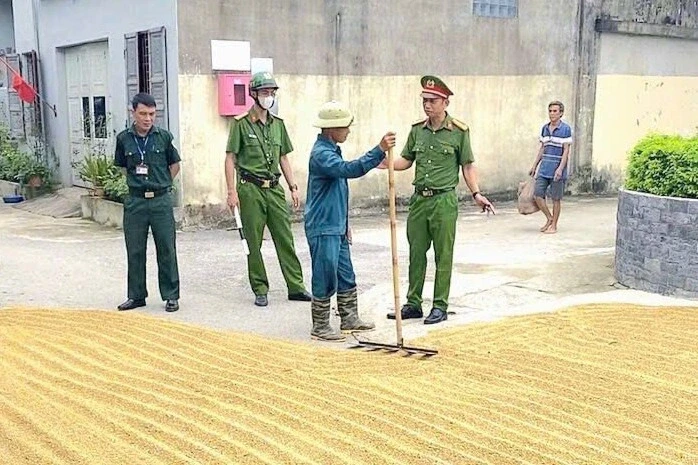 Công an đến từng thôn, xóm tuyên truyền người dân không phơi lúa trên đường Công an đến từng thôn, xóm tuyên truyền người dân không phơi lúa trên đường