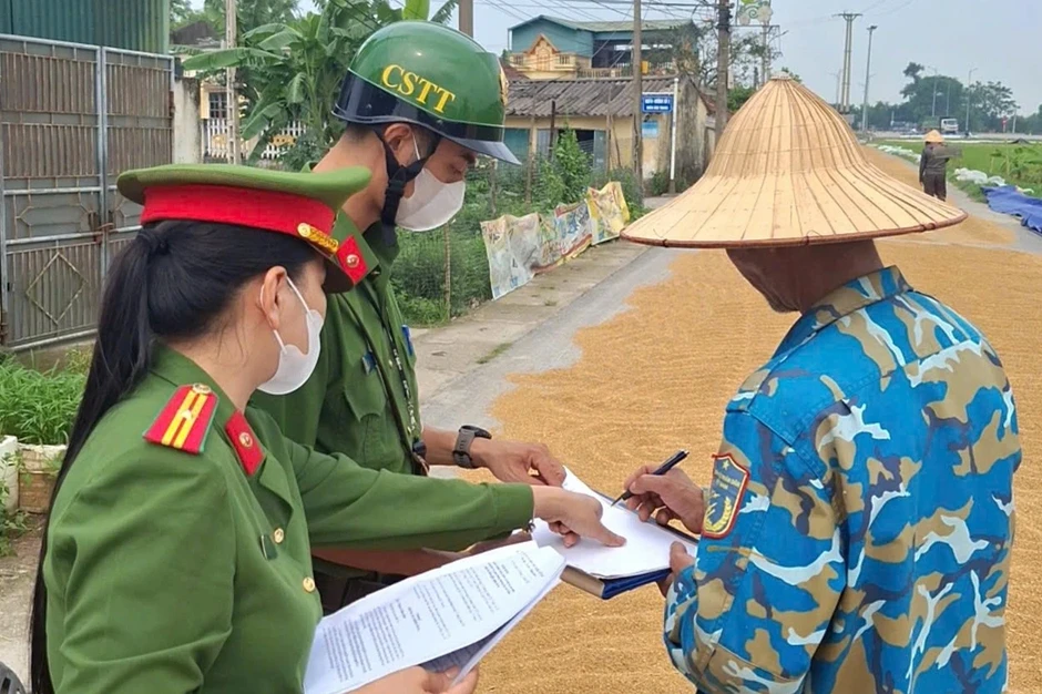 Công an đến từng thôn, xóm tuyên truyền người dân không phơi lúa trên đường Công an đến từng thôn, xóm tuyên truyền người dân không phơi lúa trên đường