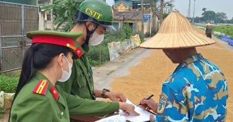 Công an đến từng thôn, xóm tuyên truyền người dân không phơi lúa trên đường