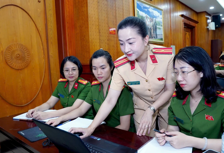 Công an Hà Nội vận hành phần mềm tra cứu giấy phép lái xe Công an Hà Nội vận hành phần mềm tra cứu giấy phép lái xe