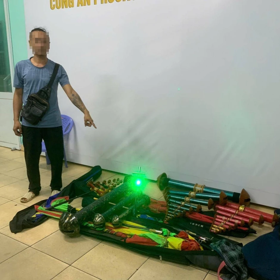 Công an làm việc với 3 người thả diều khiến Tân Sơn Nhất phải tạm dừng bay Công an làm việc với 3 người thả diều khiến Tân Sơn Nhất phải tạm dừng bay