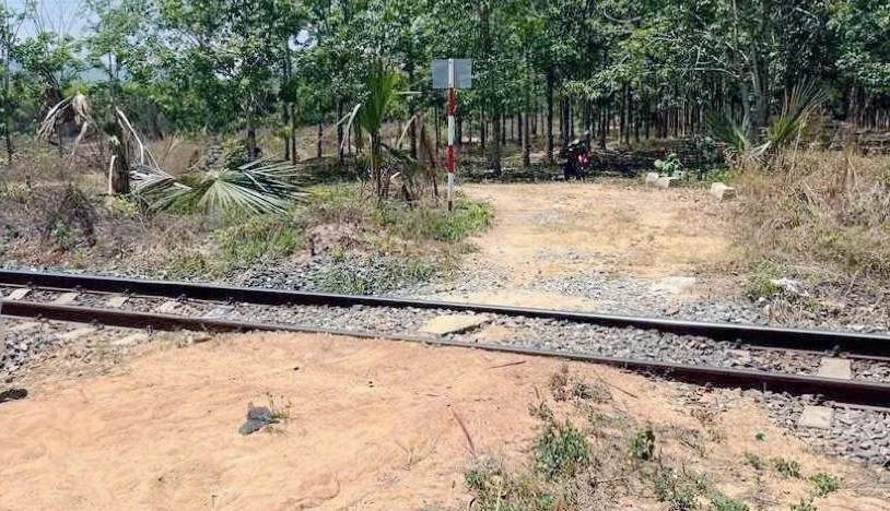 Công an tìm tung tích người phụ nữ đầu cạo trọc, bị tàu hỏa tông tử vong Công an tìm tung tích người phụ nữ đầu cạo trọc, bị tàu hỏa tông tử vong