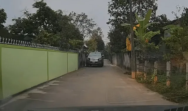 Công an xác minh clip tài xế đỗ xe chắn đường, thách thức người khác Công an xác minh clip tài xế đỗ xe chắn đường, thách thức người khác