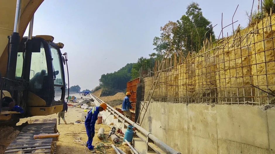 Công nhân thi công mở rộng cao tốc miền Trung dưới trời nắng gắt Công nhân thi công mở rộng cao tốc miền Trung dưới trời nắng gắt