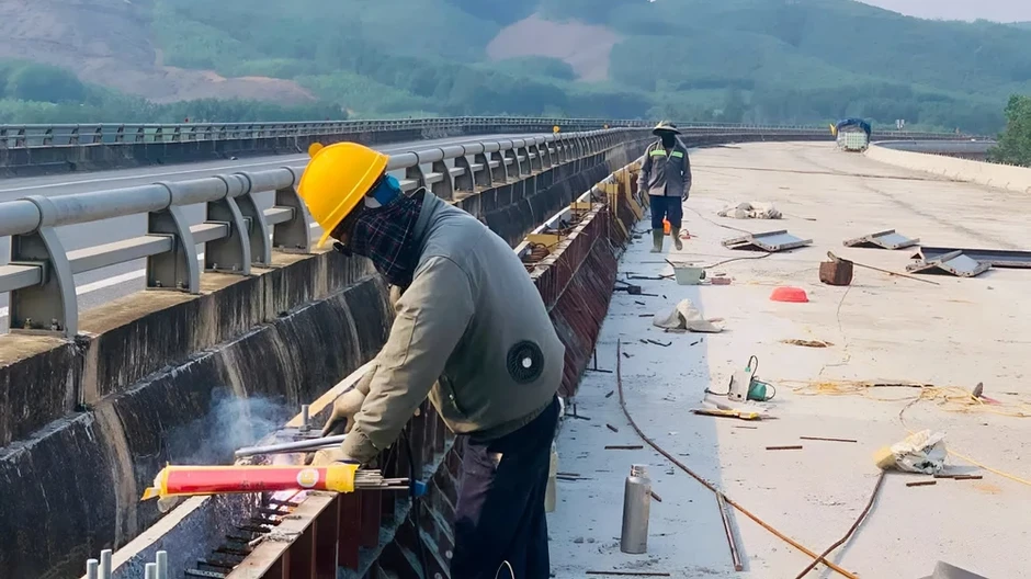 Công nhân thi công mở rộng cao tốc miền Trung dưới trời nắng gắt Công nhân thi công mở rộng cao tốc miền Trung dưới trời nắng gắt