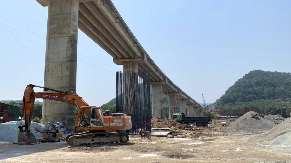 Công nhân thi công mở rộng cao tốc miền Trung dưới trời nắng gắt Công nhân thi công mở rộng cao tốc miền Trung dưới trời nắng gắt