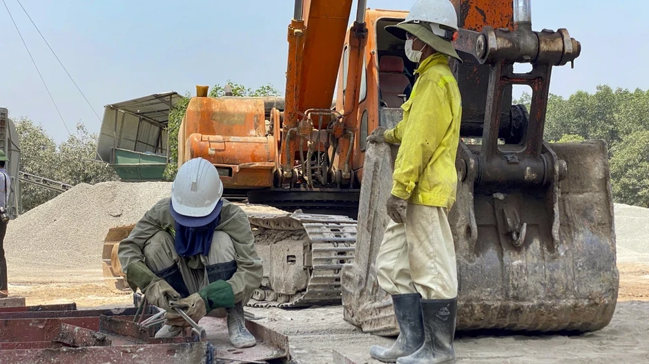 Công nhân thi công mở rộng cao tốc miền Trung dưới trời nắng gắt Công nhân thi công mở rộng cao tốc miền Trung dưới trời nắng gắt