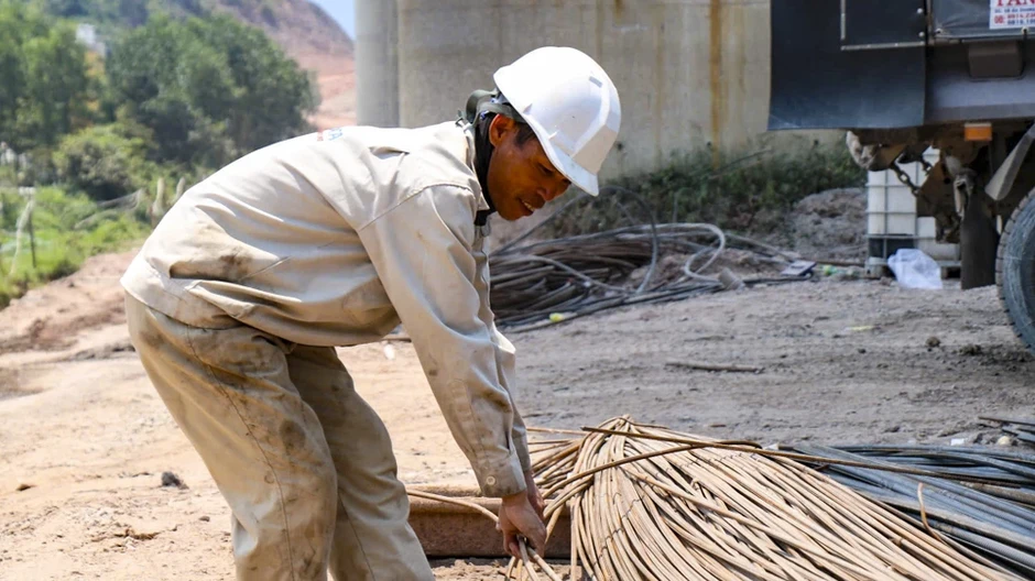 Công nhân thi công mở rộng cao tốc miền Trung dưới trời nắng gắt Công nhân thi công mở rộng cao tốc miền Trung dưới trời nắng gắt