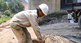 Công nhân thi công mở rộng cao tốc miền Trung dưới trời nắng gắt