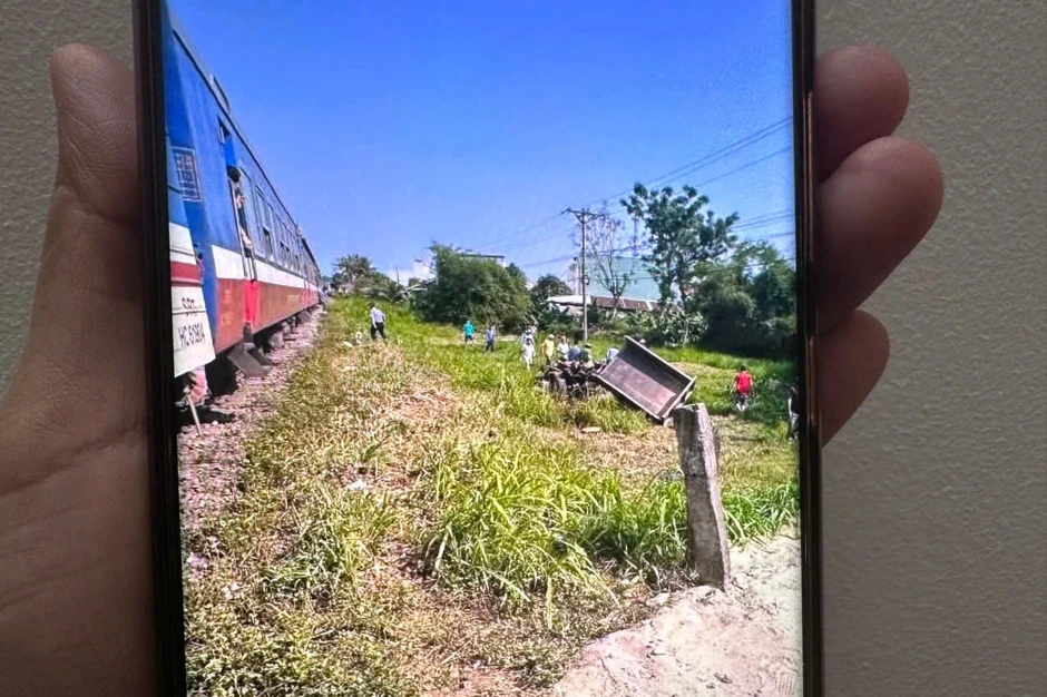 Công nông băng qua đường sắt bị tàu hỏa tông, 3 người thương vong Công nông băng qua đường sắt bị tàu hỏa tông, 3 người thương vong