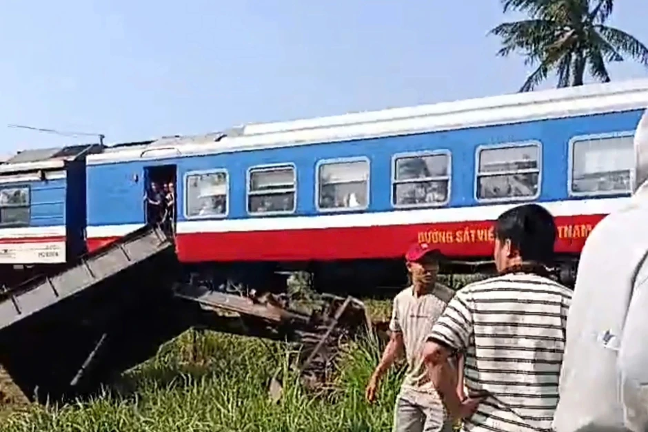 Công nông băng qua đường sắt bị tàu hỏa tông, 3 người thương vong Công nông băng qua đường sắt bị tàu hỏa tông, 3 người thương vong