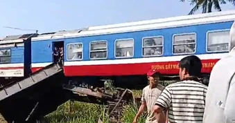 Công nông băng qua đường sắt bị tàu hỏa tông, 3 người thương vong