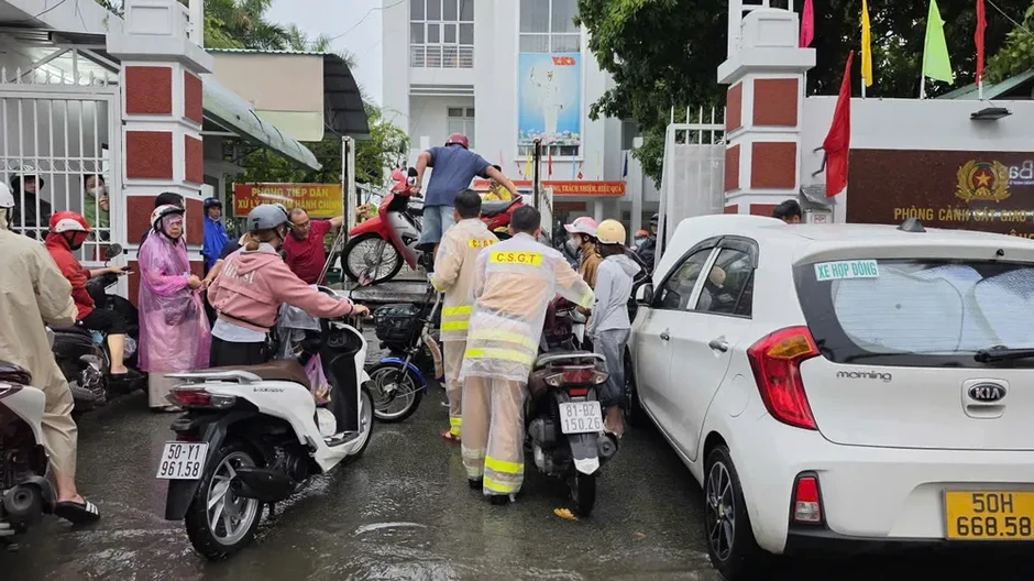 CSGT An Sương hỗ trợ người dân qua đoạn đường ngập sâu CSGT An Sương hỗ trợ người dân qua đoạn đường ngập sâu