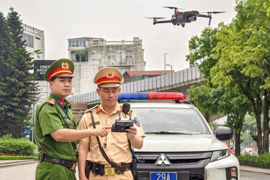 CSGT bay flycam bắt lỗi loạt tài xế dừng đỗ xe sai quy định ở Hà Nội CSGT bay flycam bắt lỗi loạt tài xế dừng đỗ xe sai quy định ở Hà Nội