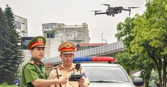 CSGT bay flycam bắt lỗi loạt tài xế dừng đỗ xe sai quy định ở Hà Nội