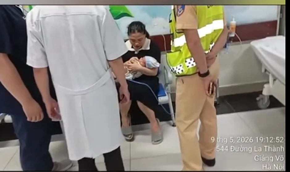 CSGT chạy đua thời gian đưa bé sơ sinh 11 ngày tuổi đi cấp cứu CSGT chạy đua thời gian đưa bé sơ sinh 11 ngày tuổi đi cấp cứu