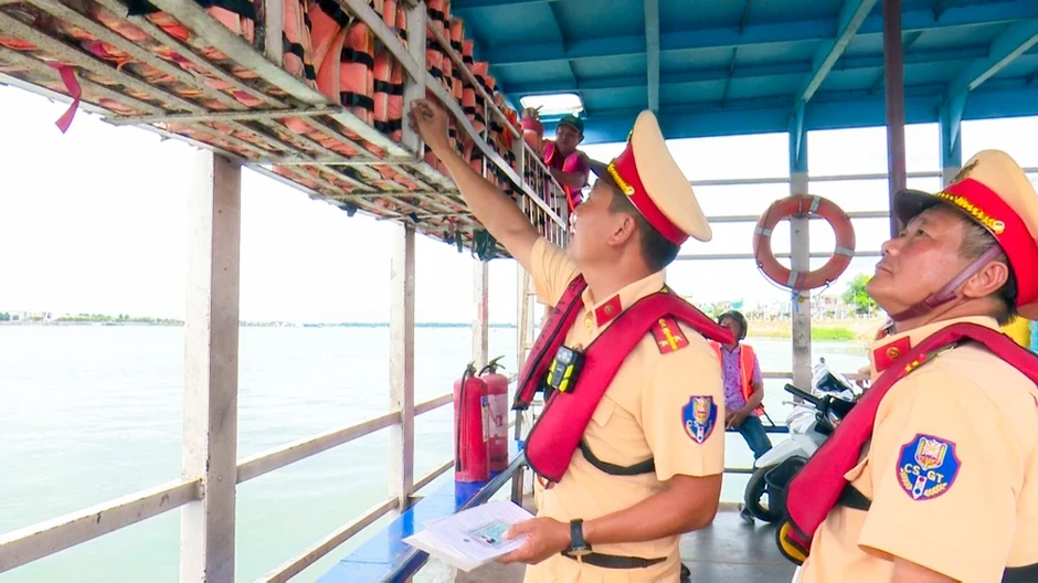 CSGT đường thủy An Giang siết chặt an toàn bến khách ngang sông CSGT đường thủy An Giang siết chặt an toàn bến khách ngang sông