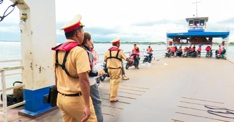 CSGT đường thủy An Giang siết chặt an toàn bến khách ngang sông