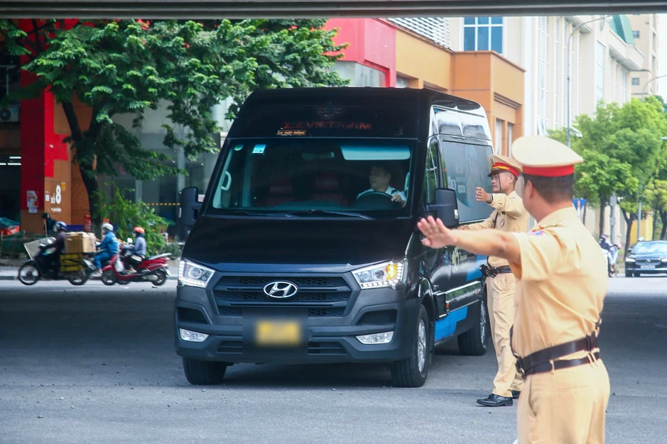 CSGT Hà Nội bí mật ghi hình, xử lý loạt xe limousine vi phạm giao thông CSGT Hà Nội bí mật ghi hình, xử lý loạt xe limousine vi phạm giao thông