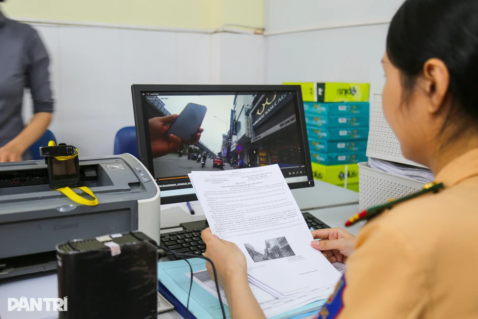 CSGT Hà Nội dùng camera tuần tra, ghi hình vi phạm trên đường để phạt nguội CSGT Hà Nội dùng camera tuần tra, ghi hình vi phạm trên đường để phạt nguội