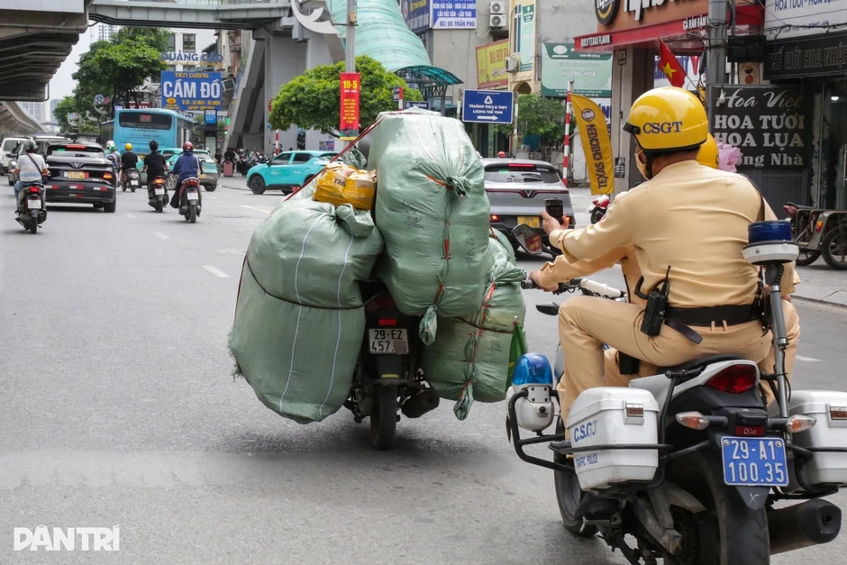 CSGT Hà Nội dùng camera tuần tra, ghi hình vi phạm trên đường để phạt nguội CSGT Hà Nội dùng camera tuần tra, ghi hình vi phạm trên đường để phạt nguội