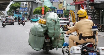 CSGT Hà Nội dùng camera tuần tra, ghi hình vi phạm trên đường để phạt nguội