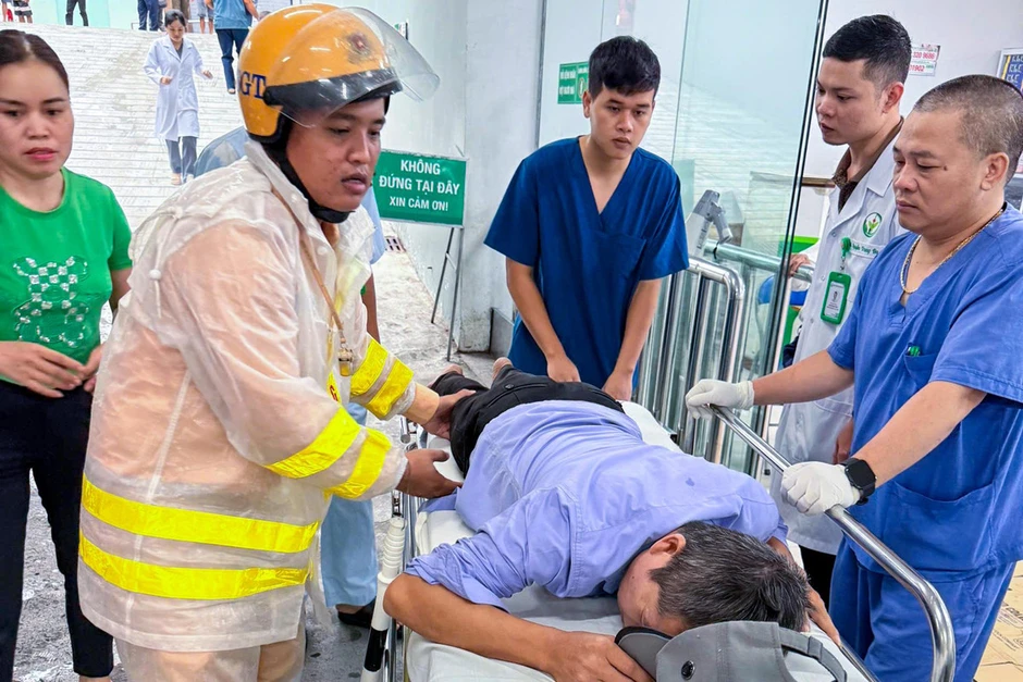 CSGT Hà Nội mở đường đưa người đàn ông đi cấp cứu giữa lúc mưa lớn CSGT Hà Nội mở đường đưa người đàn ông đi cấp cứu giữa lúc mưa lớn