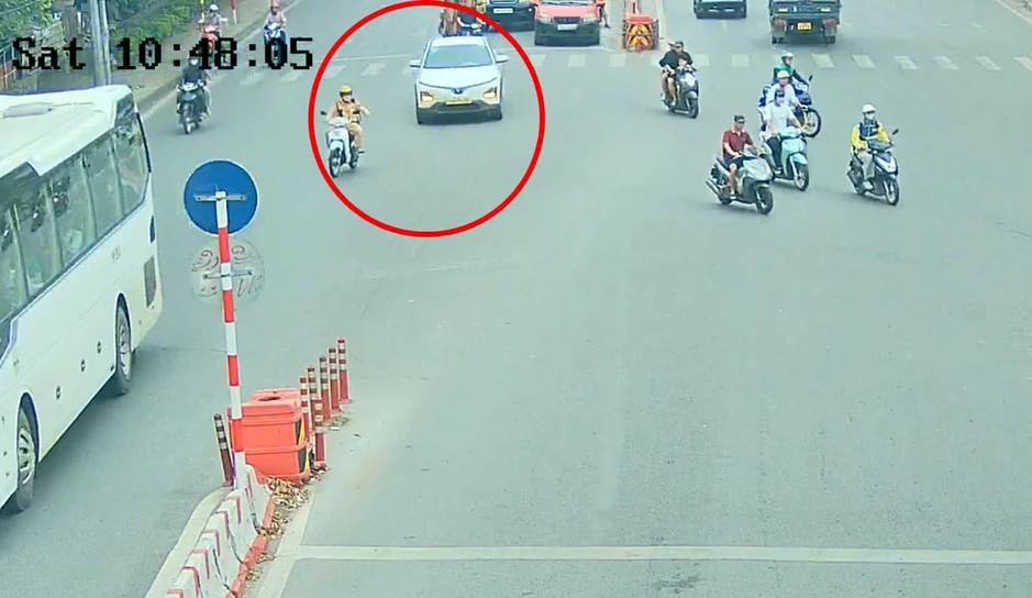 CSGT Hà Nội mở đường giúp ô tô chở sản phụ tới viện CSGT Hà Nội mở đường giúp ô tô chở sản phụ tới viện