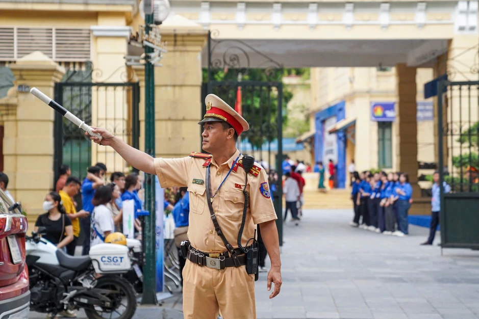 CSGT Hà Nội phát nước, động viên sĩ tử thi tốt nghiệp THPT CSGT Hà Nội phát nước, động viên sĩ tử thi tốt nghiệp THPT