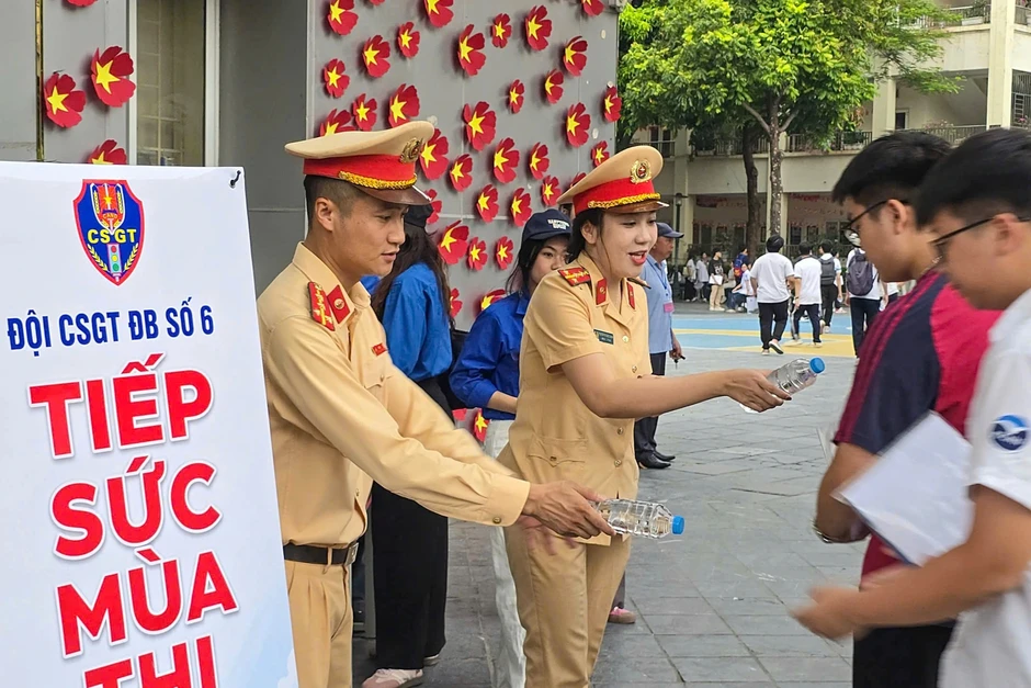 CSGT Hà Nội phát nước, động viên sĩ tử thi tốt nghiệp THPT CSGT Hà Nội phát nước, động viên sĩ tử thi tốt nghiệp THPT