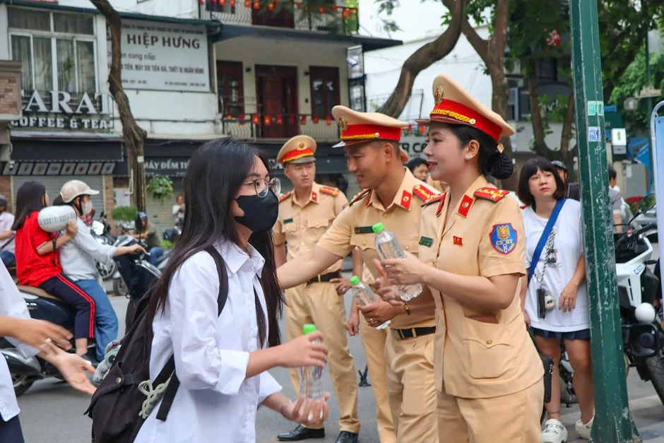 CSGT Hà Nội phát nước, động viên sĩ tử thi tốt nghiệp THPT CSGT Hà Nội phát nước, động viên sĩ tử thi tốt nghiệp THPT