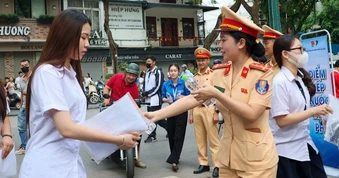 CSGT Hà Nội phát nước, động viên sĩ tử thi tốt nghiệp THPT