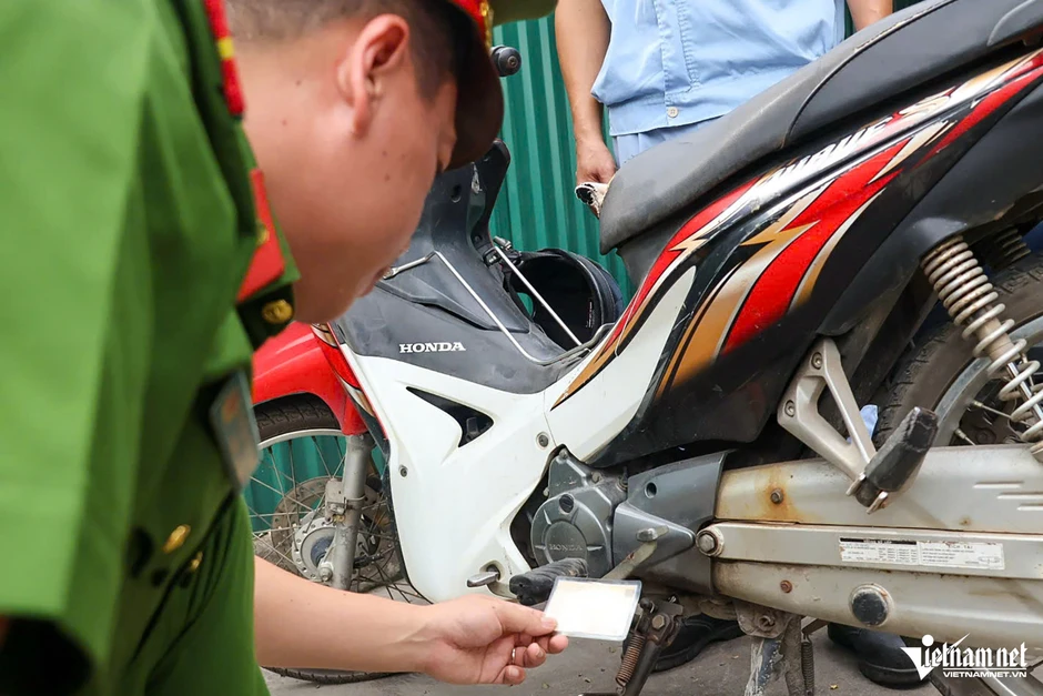 CSGT Hà Nội rà soát phương tiện của công nhân, hướng dẫn sang tên chuyển chủ