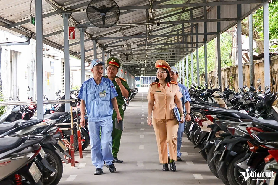 CSGT Hà Nội rà soát phương tiện của công nhân, hướng dẫn sang tên chuyển chủ