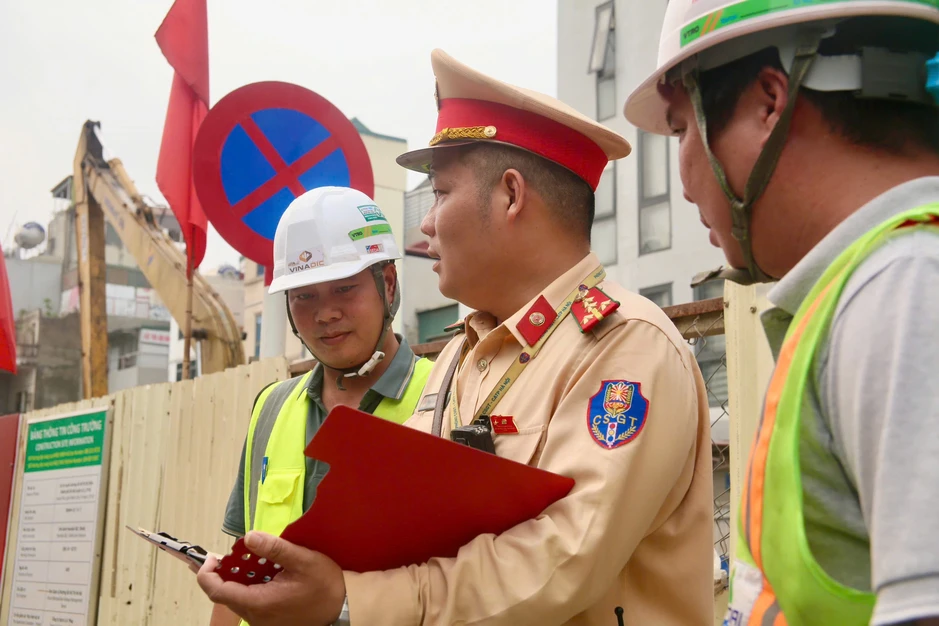CSGT Hà Nội xử lý loạt điểm nghẽn giao thông tại các dự án trọng điểm CSGT Hà Nội xử lý loạt điểm nghẽn giao thông tại các dự án trọng điểm
