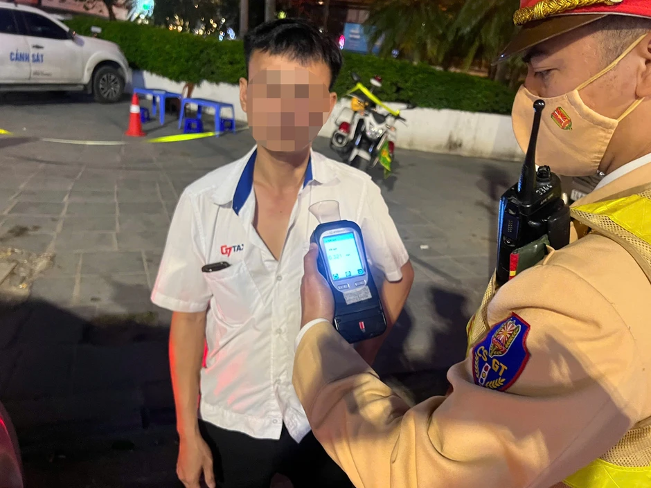 CSGT hóa trang tuần tra trên phố, nhiều tài xế ô tô "dính cồn" bị xử lý