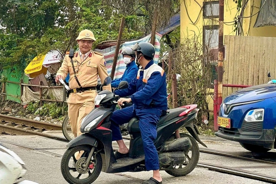 CSGT hóa trang xử lý vi phạm giao thông đường sắt CSGT hóa trang xử lý vi phạm giao thông đường sắt