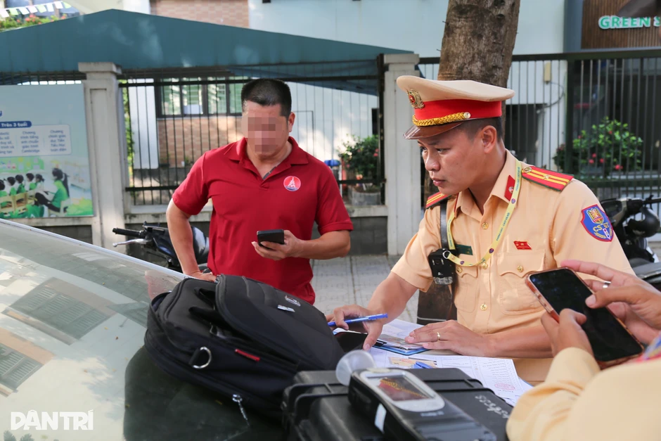 CSGT kiểm tra thiết bị chống bỏ quên trẻ trên xe chở học sinh ở Hà Nội CSGT kiểm tra thiết bị chống bỏ quên trẻ trên xe chở học sinh ở Hà Nội